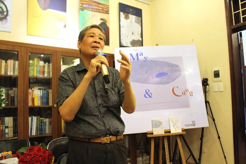 Nhà thơ Nguyễn Thụy Kha trong buổi ra mắt hai tập thơ mới ngày 26/11. (Ảnh: Minh Anh/Vietnam+)