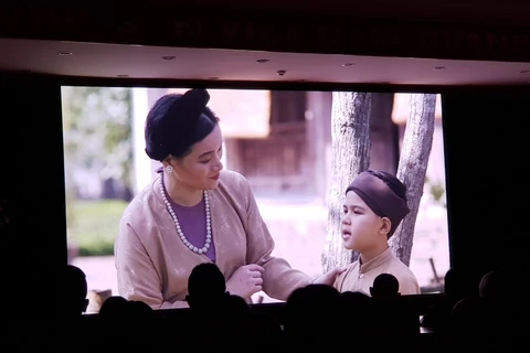 Một cảnh phim của hai nhân vật: bà Trần Thị Tần và Nguyễn Du ở độ 6-9 tuổi. (Ảnh: Minh Anh/Vietnam+)
