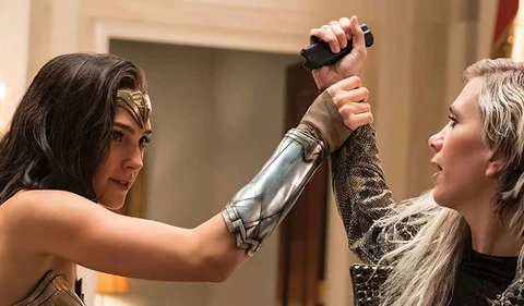 Màn đấu tay đôi giữa Wonder Woman và Cheetah được đánh giá cao trong 'Wonder Woman 1984'. (Ảnh: Nhà phát hành)