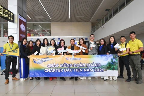 Những khách hàng đầu tiên trên chuyến bay từ Hà Nội vào Phú Quốc, những chuyến bay thương mại thuê chuyến (charter) háo hức với kỳ nghỉ cuối tuần tại đảo ngọc. (Ảnh: Minh Anh/Vietnam+)