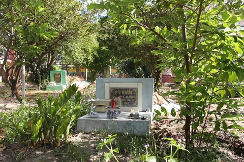 Tôn thờ cá ông, ngư dân xây mộ đầy trang trọng trong khuôn viên của Dinh Vạn Thủy Tú. (Ảnh: Minh Anh/Vietnam+)