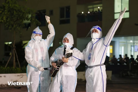 MC Quỳnh Hoa (trái) cùng các nghệ sỹ biểu diễn tại một bệnh viện. (Ảnh: Ngô Trần Hải An/Vietnam+)