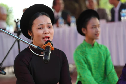 Theo các vị cao niên trong làng, ca trù xuất hiện ở Đông Môn khoảng 200 năm nay. Vào thập niên 40 của thế kỷ trước, trong làng xuất hiện nhiều giáo phường do những gia đình, dòng họ đứng ra thành lập và lấy nghiệp hát làm nghề kiếm sống. (Ảnh: CTV/Vietnam