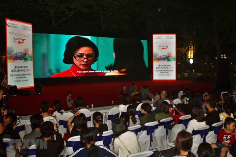 Khán giả xem phim ''Cô Ba Sài Gòn'' chiếu ngoài trời trong Liên hoan phim Việt Nam lần 21, tổ chức năm 2020. (Ảnh minh họa: Thanh Tùng/TTXVN)