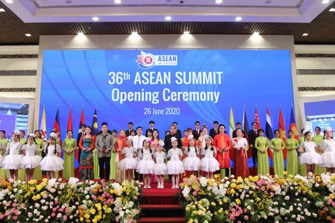 Đoàn nghệ thuật của Nhà hát Ca múa nhạc Việt Nam tại Chương trình nghệ thuật chào mừng khai mạc hội nghị thượng đỉnh cấp cao ASEAN lần thứ 36. (Ảnh: Nhà hát Ca múa nhạc Việt Nam)