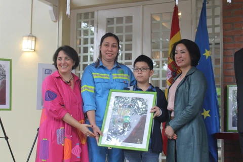 Bé Nguyễn Bảo Đăng cùng bà đại sứ María Del Pilar Méndez Jiménez, nhân viên vệ sinh môi trường và đại diện URENCO tại buổi trao giải. (Ảnh: Minh Anh/Vietnam+)
