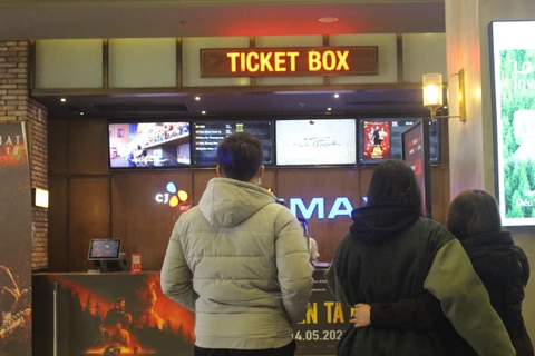Khán giả Hà Nội tìm đến rạp trong ngày 10/2 - ngày đầu thành phố cho mở lại rạp sau 9 tháng nghỉ dịch - mang theo sự hào hứng vì đã lâu không được đi xem phim. (Ảnh: Minh Anh/Vietnam+)