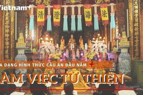 COVID-19: Cầu an giãn cách tại chùa, làm việc thiện để tự cầu an. (Ảnh: Minh Anh/Vietnam+)