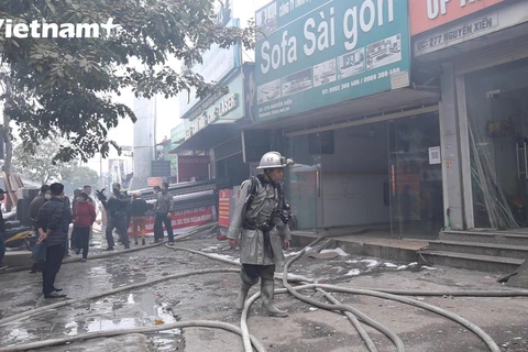 Cháy lớn tại dãy nhà trên đường Nguyễn Xiển đúng ngày Rằm tháng Giêng. (Ảnh: Hoàng Đạt/Vietnam+)