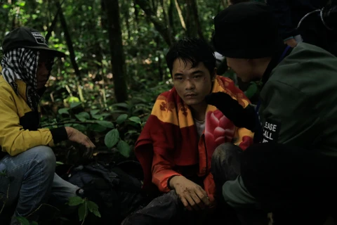 Nam diễn viên Huỳnh Thanh Trực (giữa) trên phim trường ''Rừng thế mạng.'' (Ảnh: ĐPCC)
