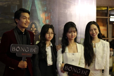 Dàn diễn viên trong phim: Quang Tuấn (bìa trái), Diệu Nhi (bìa phải) và hai diễn viên nhí Mai Cát Vi (áo đen), Lâm Thanh Mỹ. (Ảnh: Minh Anh/Vietnam+)