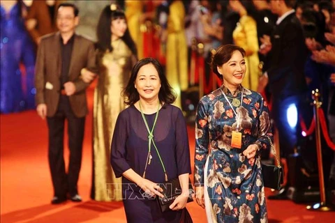 Nghệ sỹ nhân dân Như Quỳnh và Nghệ sỹ nhân dân Lê Khanh trên thảm đỏ HANIFF lần thứ 5, tổ chức năm 2016. (Ảnh: TTXVN) 
