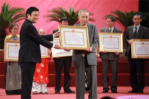 Nhà biên kịch Hoàng Tích Chỉ nhận giải thưởng Hồ Chí Minh về văn học nghệ thuật năm 2012. (Ảnh: Thể thao và văn hóa)
