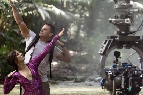 Hai diễn viên Sandra Bullock và Channing Tatum hài hước trên trường quay của ''Thành phố mất tích.'' (Ảnh: ĐPCC)