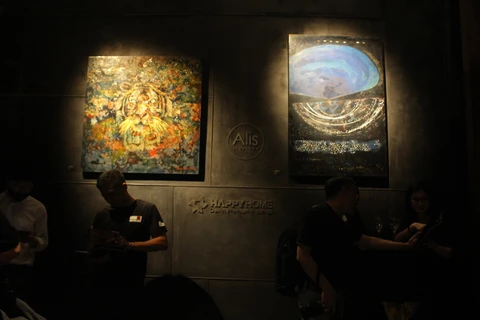 Tác phẩm 'Sơn lâm vĩnh cửu' của Trần Đình Bình (trái) và 'Không gian lam 2' của Lý Trực Sơn tại triển lãm 'Sơn ta+'. (Ảnh: Minh Anh/Vietnam+) 