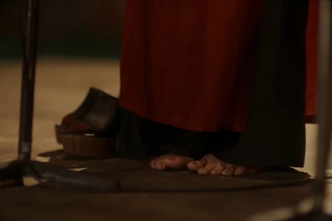 Khoảnh khắc Khánh Ly cởi guốc, dẫm chân trần trên sàn sân khấu. (Ảnh chụp từ trailer)