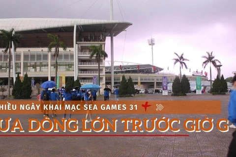 SEA Games 31: Hàng nghìn tình nguyện viên đội mưa nhận nhiệm vụ cho đêm khai mạc.