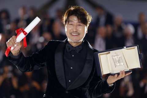 ''Quốc bảo'' Song Kang Ho giành giải tại Cannes 2022 nhờ phần thể hiện trong ''Người môi giới.'' (Ảnh: Reuters)