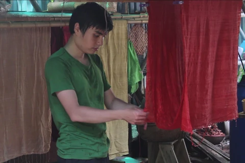 Tìm về với truyền thống bằng cổ phục và vải nhuộm tự nhiên. (Ảnh: Minh Anh/Vietnam+)