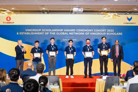 Các sinh viên xuất sắc được nhận học bổng của Tập đoàn Vingroup. (Ảnh: BTC)
