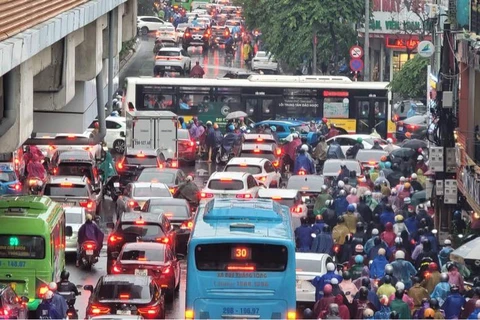 Người dân Hà Nội 'nhích từng centimet' trong mưa, tránh đường ngập