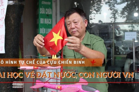 Tình yêu đất nước trên mô hình tự chế của người cựu chiến binh. (Ảnh: Minh Anh/Vietnam+)