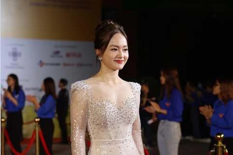 Lan Phương xinh đẹp với đầm trắng óng ánh trên thảm đỏ của Liên hoan phim quốc tế Hà Nội lần 6. (Ảnh: Minh Anh/Vietnam+)