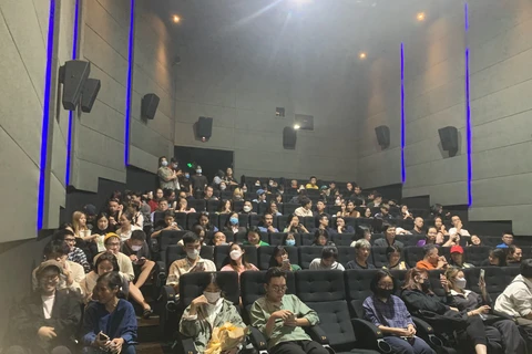 Khán giả đến đông đúc trước thời điểm chiếu phim. (Ảnh: PV/Vietnam+)