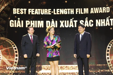 Biên tập viên của ''Paloma'' đại diện ê-kíp nhận giải cho phim dài xuất sắc nhất HANIFF năm 2022. (Ảnh: Minh Anh/Vietnam+)