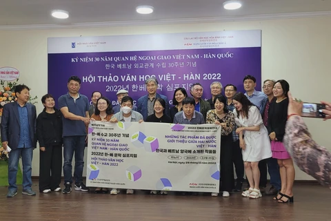 Tập thể các nhà văn, nhà nghiên cứu văn học tại Việt Nam và Hàn Quốc góp mặt trong hội thảo về văn học hai nước ngày 25/11, tại Hà Nội. (Ảnh: Minh Anh/Vietnam+)​