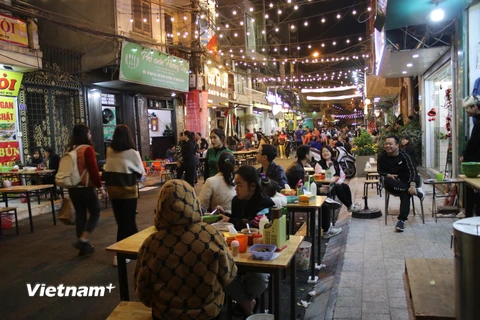 Tối ngày 23/12, Khu phố ẩm thực-đi bộ Đảo Ngọc-Ngũ Xã tại quận Ba Đình (Hà Nội) đã bắt đầu đi vào hoạt động. (Ảnh: Minh Anh/Vietnam+)