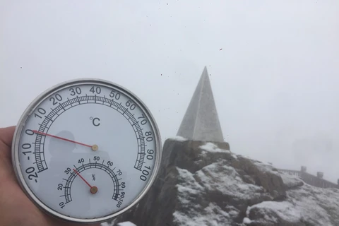 Tuyết phủ trắng đỉnh Fansipan, nhiệt độ giảm còn 0 đến âm 1 độ. (Ảnh: CTV/Vietnam+)