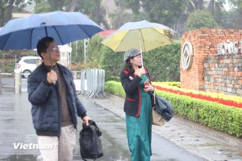 Từ 7 giờ, một số khách tham quan đã có mặt sớm để khai mạc sự kiện, cho biết thời tiết không mưa. (Ảnh: Minh Anh/Vietnam+)