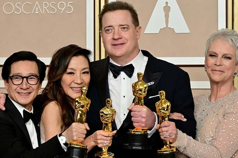 (Từ trái sang) Bộ ba diễn viên Quan Kế Huy, Dương Tử Quỳnh và Jamie Lee Curtis (bìa phải) ăn mừng chiến thắng cùng đồng nghiệp Brendan Fraser sau đêm trao giải Oscar năm 2023. (Ảnh: ABC) 
