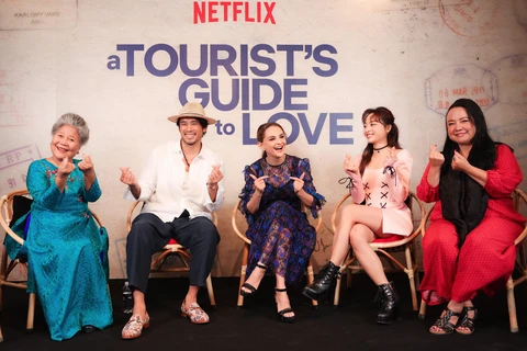 Dàn diễn viên 'A tourist's guide to love' tại buổi họp báo ra mắt phim ở Việt Nam. (Ảnh: PV/Vietnam+)