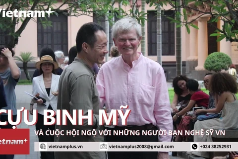 Cuộc tái ngộ thân tình của cựu binh Mỹ với những người bạn họa sỹ Việt Nam. (Ảnh: Minh Anh/Vietnam+)