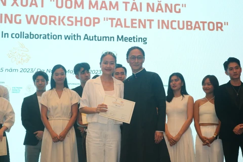 MC Phí Linh được trao chứng nhận hoàn thành lớp diễn xuất nâng cao. (Ảnh: PV/Vietnam+)