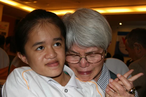 Bà Yunko, nạn nhân bom nguyên tử từ Hiroshima (Nhật Bản) nghẹn ngào ôm cháu Lê Thị Hà, nạn nhân chất độc da cam tại Việt Nam - tác phẩm từng nhận Giải nhất ''Khoảnh khắc vàng.'' (Ảnh: Văn Sơn) 