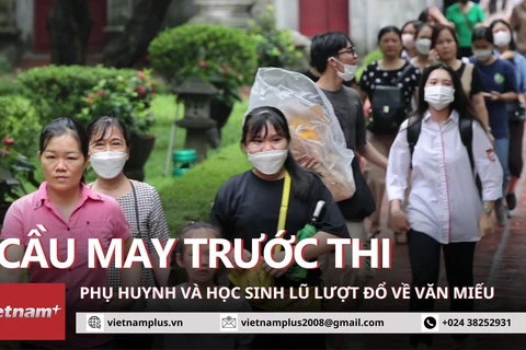 Phụ huynh và học sinh đổ tới Văn Miếu cầu may trước kỳ thi THPT 2023. (Ảnh: Minh Anh/Vietnam+)