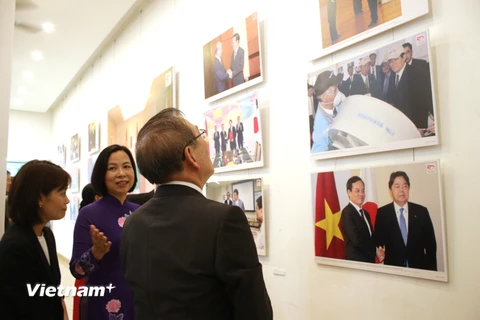 Kể từ ngày 3/8 tại Nhà thông tin triển lãm 45 Tràng Tiền (Hà Nội) sẽ liên tục diễn ra triển lãm ảnh mang tên ''Việt Nam-Nhật Bản: Hướng tới tương lai, vươn tầm thế giới.'' (Ảnh: Minh Anh/Vietnam+)