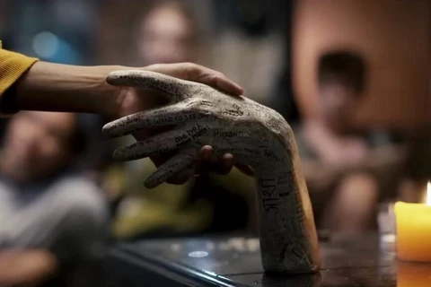 Bàn tay sáp giúp kết nối âm dương trong ''Talk to me.'' (Ảnh: Causeway Films)
