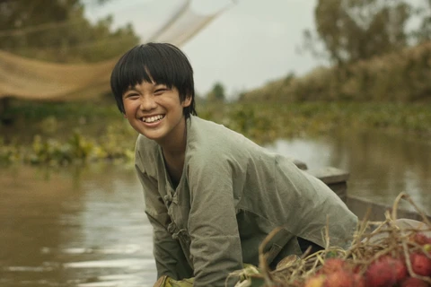 Diễn viên nhí Hạo Khang trong vai bé An, được nhận xét là khá giống với diễn viên Hùng Thuận trong bản truyền hình xưa. (Ảnh chụp màn hình)
