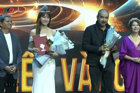 Hari Won đại diện đoàn phim ''Nhà bà Nữ,'' đạo diễn Bùi Thạc Chuyên đại diện ''Tro tàn rực rỡ'' nhận giải tại Lễ trao Giải Cánh Diều năm 2023. (Ảnh chụp màn hình)