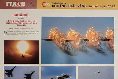 Giải Đặc biệt Cuộc thi ảnh báo chí Khoảnh Khắc Vàng năm nay thuộc về bộ ảnh chụp màn trình diễn Su-30MK2 trên bầu trời Hà Nội