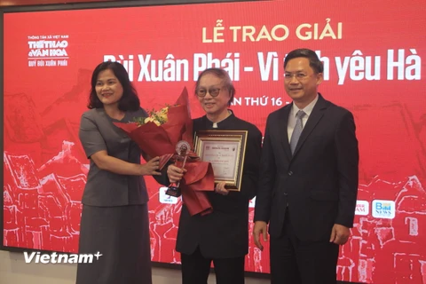 Giải thưởng quan trọng nhất năm nay - Giải thưởng Lớn đã được trao cho Đạo diễn-Nghệ sỹ Nhân dân Đặng Nhật Minh nhờ những đóng góp cả đời của ông cho Thành phố Hà Nội, thể hiện qua lĩnh vực điện ảnh. (Ảnh: Minh Anh/Vietnam+)