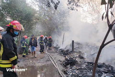 Hà Nội: Phát hiện cháy bãi rác phế liệu 60m2 vào rạng sáng 