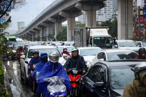 Hà Nội: Mưa lớn gây ùn tắc giao thông nhiều tuyến đường đầu giờ sáng 