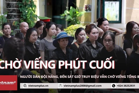 Người dân đội nắng, chờ đến phút cuối để vào viếng Tổng Bí thư