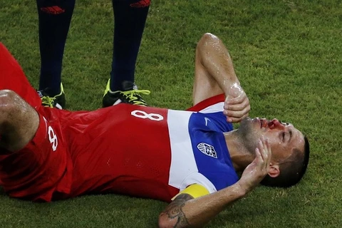 Chùm ảnh những pha chấn thương "đẫm máu" tại World Cup 2014 