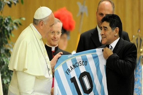 Maradona tặng Giáo hoàng chiếc áo số 10 của tuyển Argentina